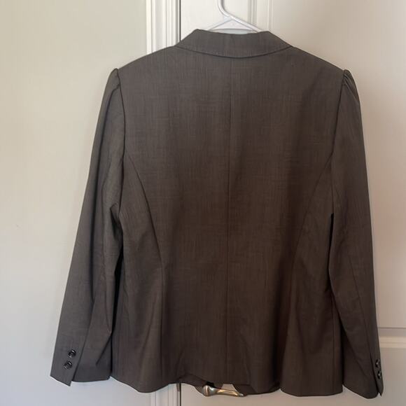 Tahari women’s brown/gray suit jacket. Size 14. - Picture 4 of 8